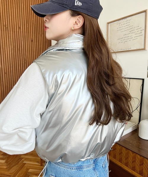 moment+（モーメントプラス）の「ファイバーダウンメタリックショートベスト（ダウンベスト・レディース・ブラック/シルバー/アイボリー・M/L）」の17枚目の写真