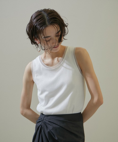 SALON adam et rope'(サロン アダム エ ロペ)の「【WEB限定】ラメチュールレイヤードリブタンクトップ(タンクトップ・レディース・オフホワイト/チャコールグレー/キャメル・FREE)」の2枚目の写真