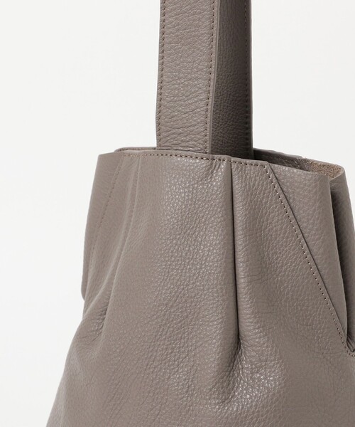 BRILLA per il gusto（ブリッラペルイルグースト）の「POLPETTA × Brilla per il gusto / 別注 シュリンクレザー 巾着バッグ（ハンドバッグ・メンズ・グレー系その他/ブラック・ONE SIZE）」の4枚目の写真