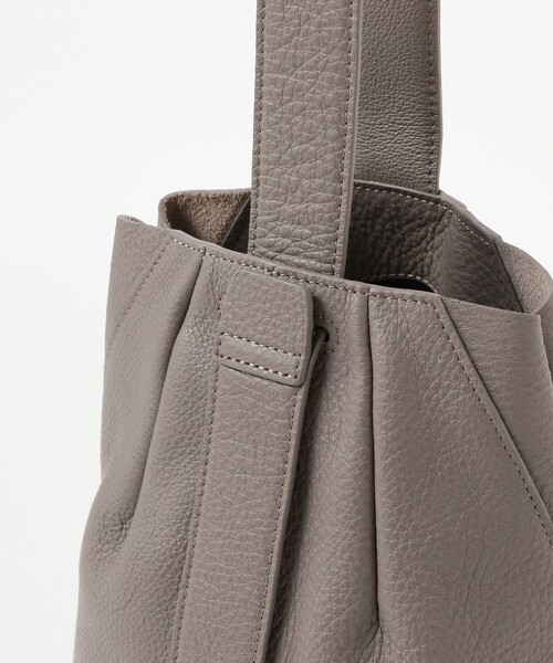 BRILLA per il gusto（ブリッラペルイルグースト）の「POLPETTA × Brilla per il gusto / 別注 シュリンクレザー 巾着バッグ（ハンドバッグ・メンズ・グレー系その他/ブラック・ONE SIZE）」の8枚目の写真