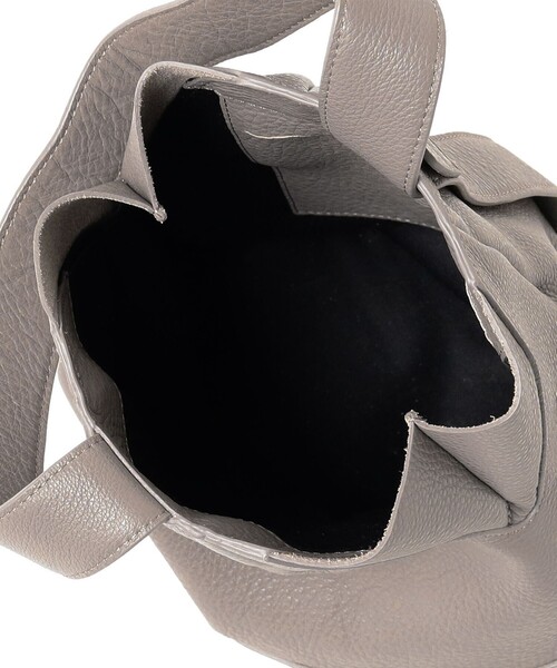 BRILLA per il gusto（ブリッラペルイルグースト）の「POLPETTA × Brilla per il gusto / 別注 シュリンクレザー 巾着バッグ（ハンドバッグ・メンズ・グレー系その他/ブラック・ONE SIZE）」の9枚目の写真