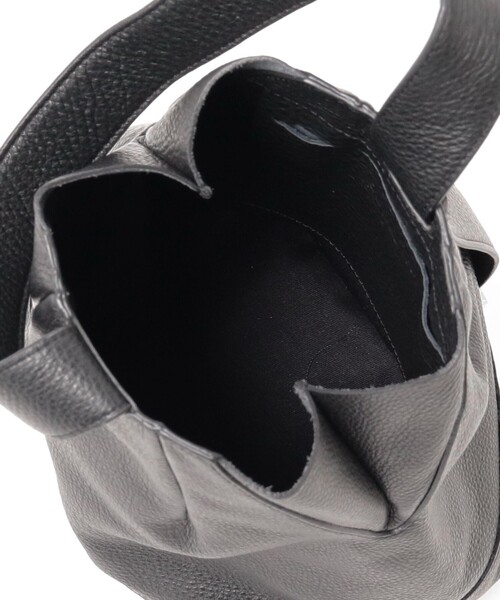 BRILLA per il gusto（ブリッラペルイルグースト）の「POLPETTA × Brilla per il gusto / 別注 シュリンクレザー 巾着バッグ（ハンドバッグ・メンズ・グレー系その他/ブラック・ONE SIZE）」の7枚目の写真