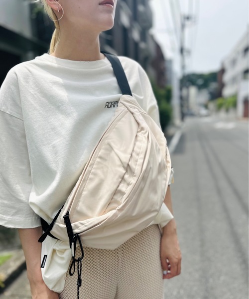 ALTROSE(アルトローズ)の「ALTROSE / ティムボディBAG / #250090(ボディバッグ/ウエストポーチ・レディース・グレー/カーキ/アイボリー/シルバー/ベージュ/ブラック・ONESIZE)」の2枚目の写真