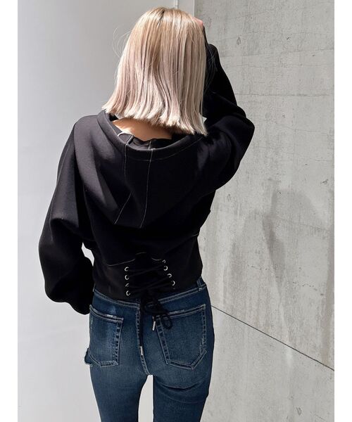 GYDA（ジェイダ）の「バックレースアップショートパーカー（パーカー・レディース・ブラック/ベージュ/オフホワイト・FREE）」の2枚目の写真