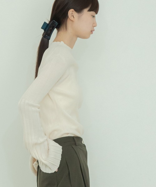 HEILIS(ヘイリス)の「リブ編みフレアスリーブニット / リブニット トップス 長袖 オフィスカジュアル 無地(ニット/セーター・レディース・アイボリー/ブラック・FREE)」の4枚目の写真