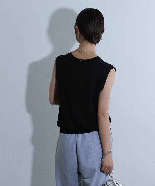 COLONY 2139（コロニートゥーワンスリーナイン）の「Vネックニットベスト（ベスト・レディース・モカ/グレー/ブラック・MEDIUM/SMALL）」の13枚目の写真