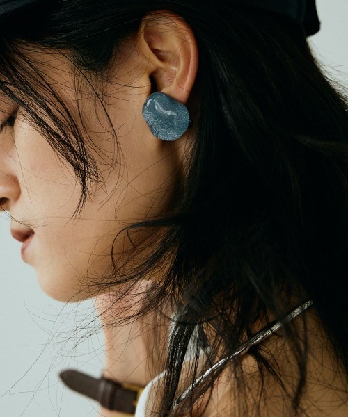 marjour(マージュール)の「GLITTER EARRING(イヤリング・レディース・ネイビー/シルバー・フリー)」の2枚目の写真