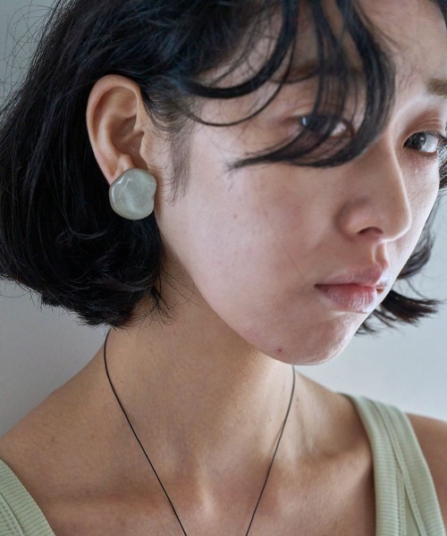 marjour(マージュール)の「GLITTER EARRING(イヤリング・レディース・ネイビー/シルバー・フリー)」の1枚目の写真