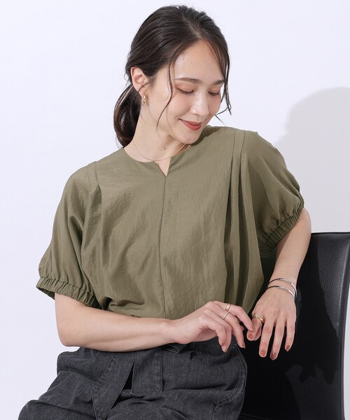 DRESKIP(ドレスキップ)の「◆【高レビュー/無理せずキレイ】女性らしさを引き立てる お袖たっぷりギャザー ドルマンブラウス(シャツ/ブラウス・レディース・ブラック/カーキ/イエロー系その他/ライトベージュ/ライトブルー・00)」の3枚目の写真