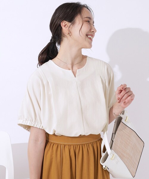 DRESKIP(ドレスキップ)の「◆【高レビュー/無理せずキレイ】女性らしさを引き立てる お袖たっぷりギャザー ドルマンブラウス(シャツ/ブラウス・レディース・ブラック/カーキ/イエロー系その他/ライトベージュ/ライトブルー・00)」の2枚目の写真