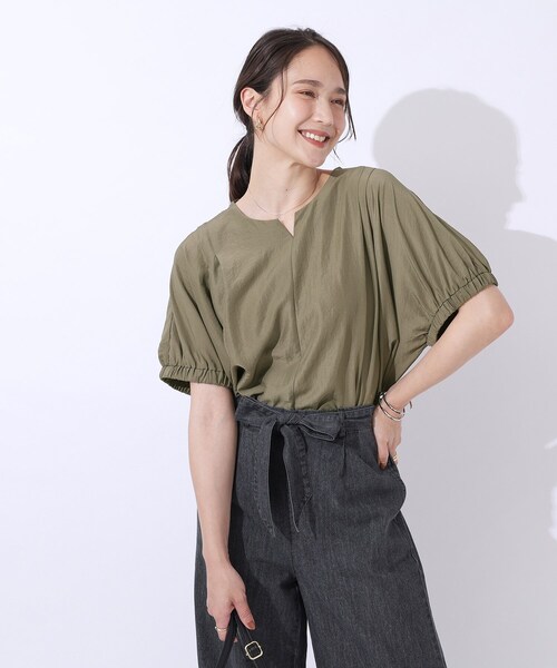 DRESKIP(ドレスキップ)の「◆【高レビュー/無理せずキレイ】女性らしさを引き立てる お袖たっぷりギャザー ドルマンブラウス(シャツ/ブラウス・レディース・ブラック/カーキ/イエロー系その他/ライトベージュ/ライトブルー・00)」の6枚目の写真