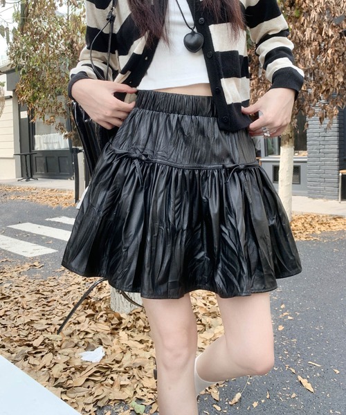 Sibra（シブラ）の「インナーパンツ付き　レザー風フロントリボンフレアミニスカート（スカート・レディース・ブラック/ワインレッド/キャメル/ダークブラウン・M）」の2枚目の写真