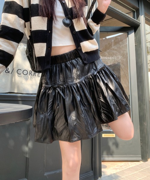 Sibra（シブラ）の「インナーパンツ付き　レザー風フロントリボンフレアミニスカート（スカート・レディース・ブラック/ワインレッド/キャメル/ダークブラウン・M）」の6枚目の写真