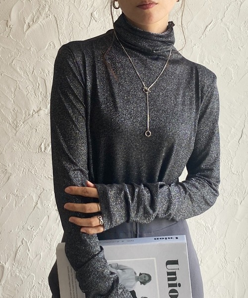 She's Closet(シーズクローゼット)の「メロウフリルハイネック長袖グリッターラメトップス/ロングTシャツカットソー(Tシャツ/カットソー・レディース・ライトベージュ/ブラック×シルバー/ブラック×ゴールド・FREE)」の2枚目の写真