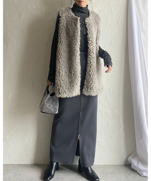 She's Closet(シーズクローゼット)の「メロウフリルハイネック長袖グリッターラメトップス/ロングTシャツカットソー(Tシャツ/カットソー・レディース・ライトベージュ/ブラック×シルバー/ブラック×ゴールド・FREE)」の4枚目の写真