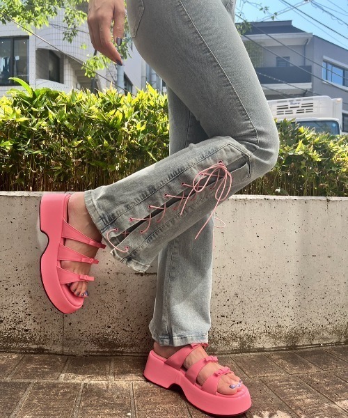 MORE self LOVE(モアセルフラブ)の「サイドレースアップデニム(デニムパンツ・レディース・ブルー・X-LARGE/LARGE/MEDIUM/SMALL)」の3枚目の写真