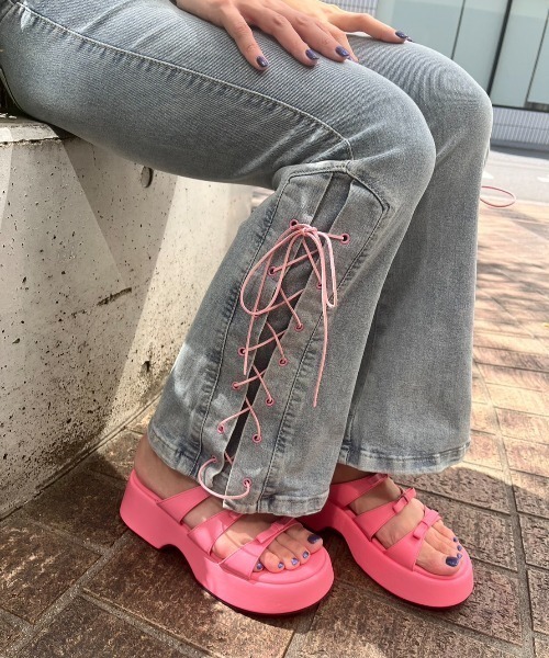 MORE self LOVE(モアセルフラブ)の「サイドレースアップデニム(デニムパンツ・レディース・ブルー・X-LARGE/LARGE/MEDIUM/SMALL)」の4枚目の写真