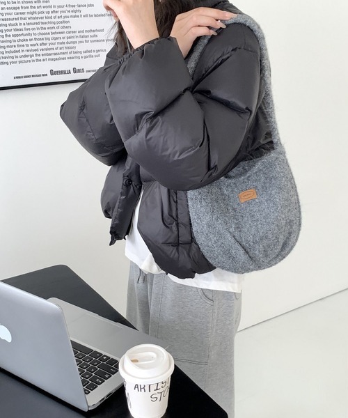 LA VORAGINE（ラ ヴォラジネ）の「ニットハンドバッグ（ハンドバッグ・レディース・ブラック/ブラウン/グレー/グリーン/アイボリー/ネイビー/ピンク/レッド・FREE）」の4枚目の写真