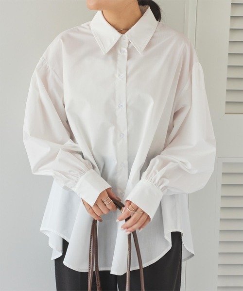 titivate(ティティベイト)の「バックシャーリングシャツ(シャツ/ブラウス・レディース・ブラック/ブルー/オフホワイト・S/M/L)」の1枚目の写真