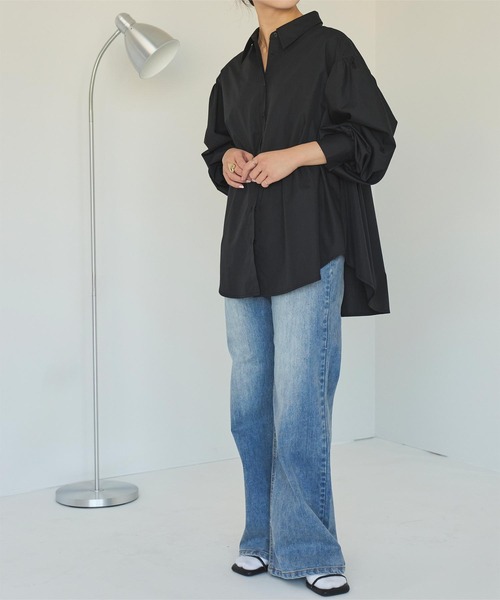 titivate(ティティベイト)の「バックシャーリングシャツ(シャツ/ブラウス・レディース・ブラック/ブルー/オフホワイト・S/M/L)」の8枚目の写真