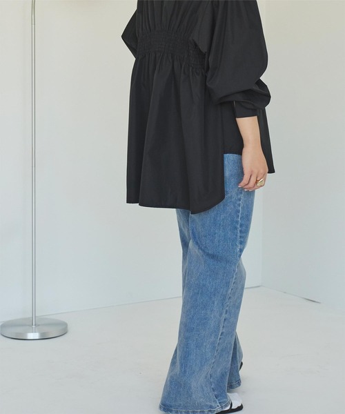 titivate(ティティベイト)の「バックシャーリングシャツ(シャツ/ブラウス・レディース・ブラック/ブルー/オフホワイト・S/M/L)」の12枚目の写真