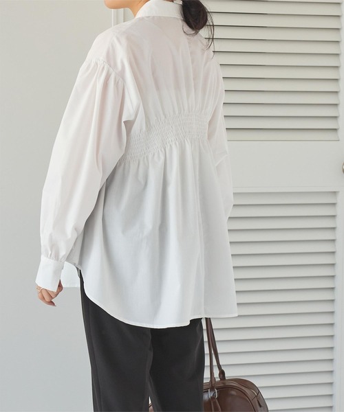 titivate(ティティベイト)の「バックシャーリングシャツ(シャツ/ブラウス・レディース・ブラック/ブルー/オフホワイト・S/M/L)」の6枚目の写真