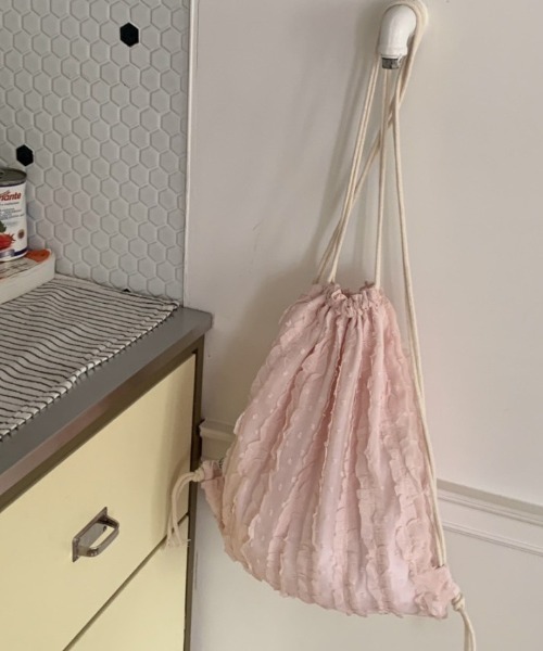 LAC-VERT（ラック・ヴェール）の「ガーリーフリルナップサック（バックパック/リュック・レディース・ピンク/アイボリー・FREE）」の2枚目の写真