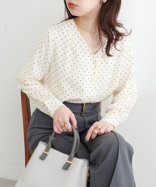 natural couture(ナチュラルクチュール)の「【WEB限定】プチプラちびパールとろみブラウス(シャツ/ブラウス・レディース・アイボリー/ドット/チャコールグレー/サックスブルー/ピンクベージュ/グレイッシュベージュ・FREE)」の6枚目の写真