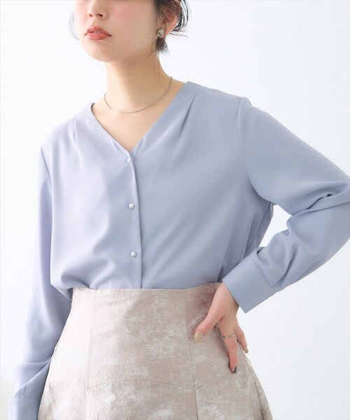 natural couture(ナチュラルクチュール)の「【WEB限定】プチプラちびパールとろみブラウス(シャツ/ブラウス・レディース・アイボリー/ドット/チャコールグレー/サックスブルー/ピンクベージュ/グレイッシュベージュ・FREE)」の4枚目の写真