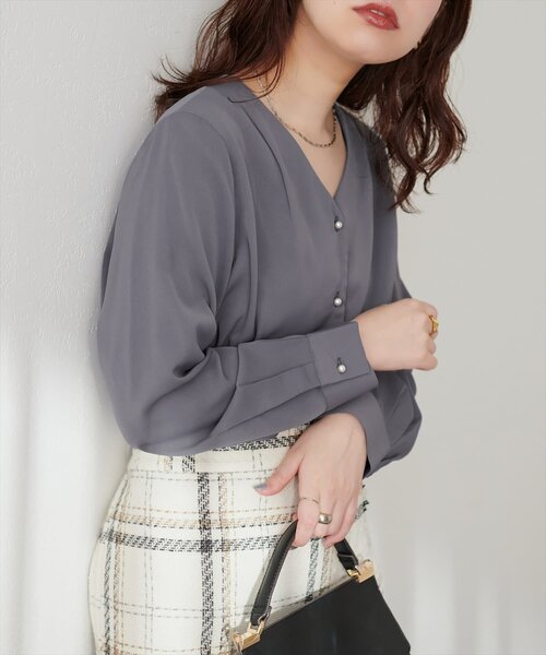 natural couture(ナチュラルクチュール)の「【WEB限定】プチプラちびパールとろみブラウス(シャツ/ブラウス・レディース・アイボリー/ドット/チャコールグレー/サックスブルー/ピンクベージュ/グレイッシュベージュ・FREE)」の1枚目の写真