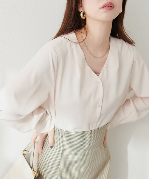 natural couture(ナチュラルクチュール)の「【WEB限定】プチプラちびパールとろみブラウス(シャツ/ブラウス・レディース・アイボリー/ドット/チャコールグレー/サックスブルー/ピンクベージュ/グレイッシュベージュ・FREE)」の2枚目の写真