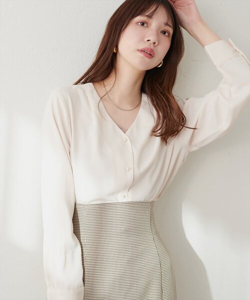 natural couture(ナチュラルクチュール)の「【WEB限定】プチプラちびパールとろみブラウス(シャツ/ブラウス・レディース・アイボリー/ドット/チャコールグレー/サックスブルー/ピンクベージュ/グレイッシュベージュ・FREE)」の13枚目の写真