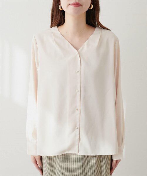 natural couture(ナチュラルクチュール)の「【WEB限定】プチプラちびパールとろみブラウス(シャツ/ブラウス・レディース・アイボリー/ドット/チャコールグレー/サックスブルー/ピンクベージュ/グレイッシュベージュ・FREE)」の19枚目の写真