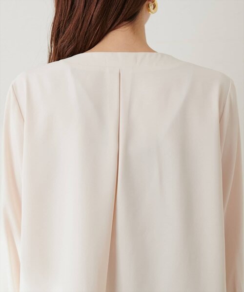 natural couture(ナチュラルクチュール)の「【WEB限定】プチプラちびパールとろみブラウス(シャツ/ブラウス・レディース・アイボリー/ドット/チャコールグレー/サックスブルー/ピンクベージュ/グレイッシュベージュ・FREE)」の7枚目の写真
