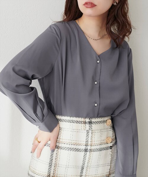 natural couture(ナチュラルクチュール)の「【WEB限定】プチプラちびパールとろみブラウス(シャツ/ブラウス・レディース・アイボリー/ドット/チャコールグレー/サックスブルー/ピンクベージュ/グレイッシュベージュ・FREE)」の10枚目の写真