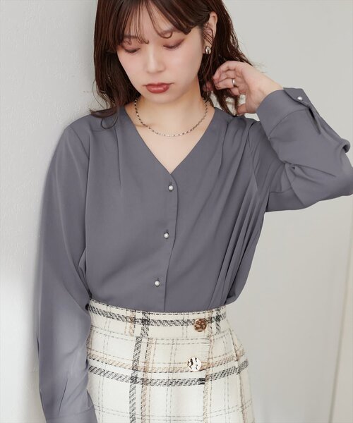 natural couture(ナチュラルクチュール)の「【WEB限定】プチプラちびパールとろみブラウス(シャツ/ブラウス・レディース・アイボリー/ドット/チャコールグレー/サックスブルー/ピンクベージュ/グレイッシュベージュ・FREE)」の9枚目の写真