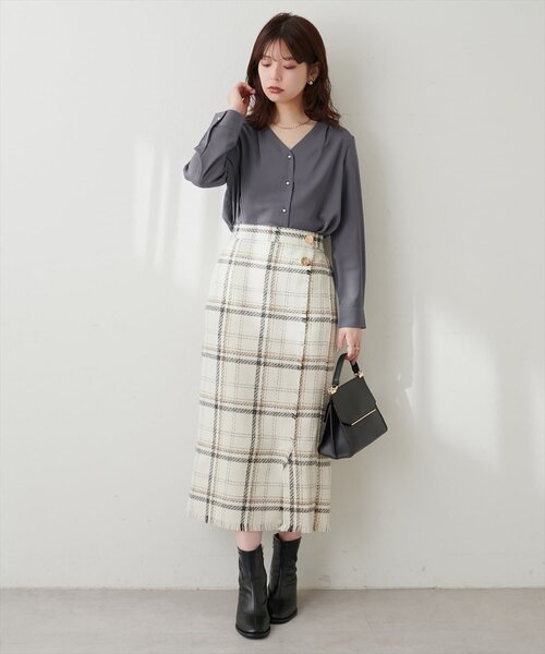 natural couture(ナチュラルクチュール)の「【WEB限定】プチプラちびパールとろみブラウス(シャツ/ブラウス・レディース・アイボリー/ドット/チャコールグレー/サックスブルー/ピンクベージュ/グレイッシュベージュ・FREE)」の8枚目の写真