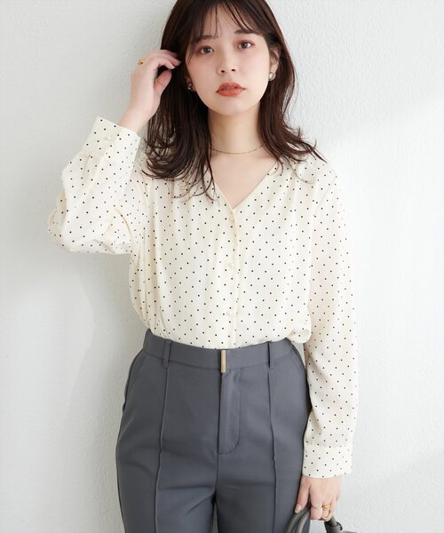 natural couture(ナチュラルクチュール)の「【WEB限定】プチプラちびパールとろみブラウス(シャツ/ブラウス・レディース・アイボリー/ドット/チャコールグレー/サックスブルー/ピンクベージュ/グレイッシュベージュ・FREE)」の22枚目の写真