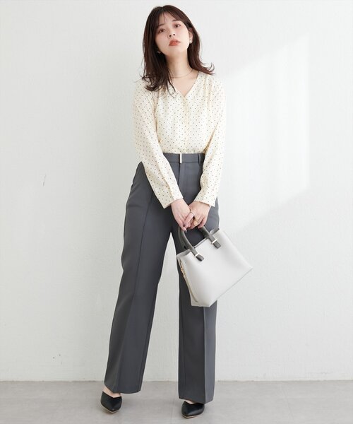 natural couture(ナチュラルクチュール)の「【WEB限定】プチプラちびパールとろみブラウス(シャツ/ブラウス・レディース・アイボリー/ドット/チャコールグレー/サックスブルー/ピンクベージュ/グレイッシュベージュ・FREE)」の21枚目の写真