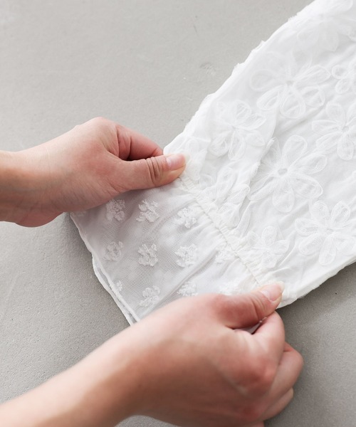 somari imagination(ソマリ イマジネーション)の「『チュールテープフラワー刺繍シアーブラウス』(シャツ/ブラウス・レディース・ブラック/オフホワイト・2/1)」の6枚目の写真