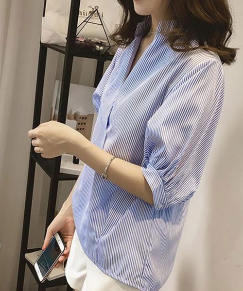 SallyLunn(サリーラン)の「バックボタン半袖ストライプシャツ(シャツ/ブラウス・レディース・ブラック/ブルー・MEDIUM/LARGE)」の3枚目の写真