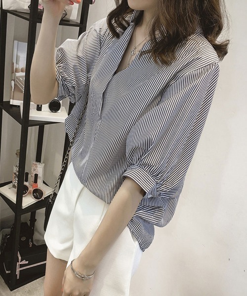 SallyLunn(サリーラン)の「バックボタン半袖ストライプシャツ(シャツ/ブラウス・レディース・ブラック/ブルー・MEDIUM/LARGE)」の7枚目の写真