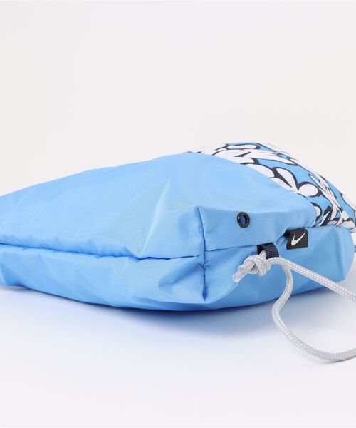 NIKE(ナイキ)の「NIKE/ナイキ プリントドローストリングプールバッグ キッズ バック 1994034(スイムグッズ・キッズ・サックスブルー/ピンク/ライム・FREE)」の5枚目の写真