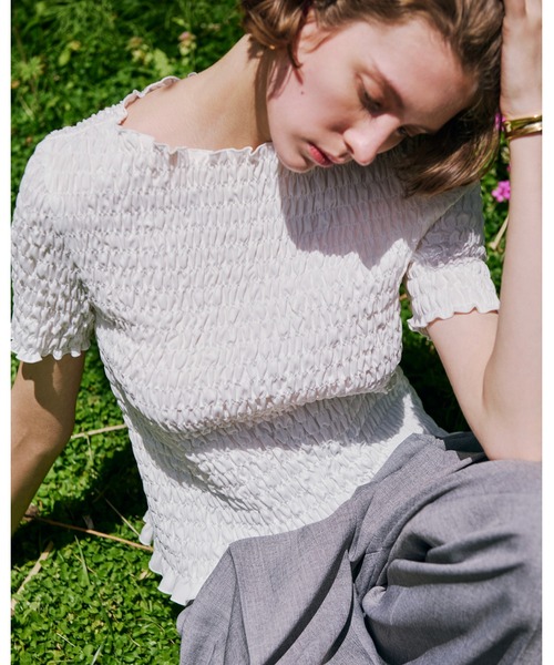 Mila Owen（ミラオーウェン）の「シャーリングブラウス（Tシャツ/カットソー・レディース・レッド/ホワイト/チャコールグレー/その他・1/0）」の2枚目の写真