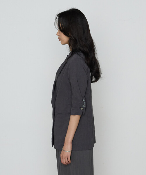 K.T KIYOKO TAKASE（キヨコタカセ）の「リネン ジャケット（テーラードジャケット・レディース・ベージュ/チャコール・11号/7号/9号）」の5枚目の写真