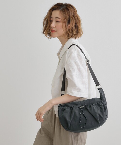 grove（グローブ）の「ドロストポケットナイロンショルダー（ショルダーバッグ・レディース・ライトベージュ/ダークグレー/ブラック/ライトグリーン・00）」の5枚目の写真