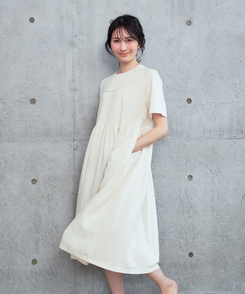 aimerfeel(エメフィール)の「▼シンプルロゴ 半袖 綿混 ワンピース(ルームワンピース・レディース・サックスブルー/オフホワイト/チャコールグレー・MEDIUM/LARGE)」の2枚目の写真