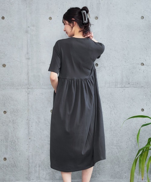 aimerfeel(エメフィール)の「▼シンプルロゴ 半袖 綿混 ワンピース(ルームワンピース・レディース・サックスブルー/オフホワイト/チャコールグレー・MEDIUM/LARGE)」の11枚目の写真