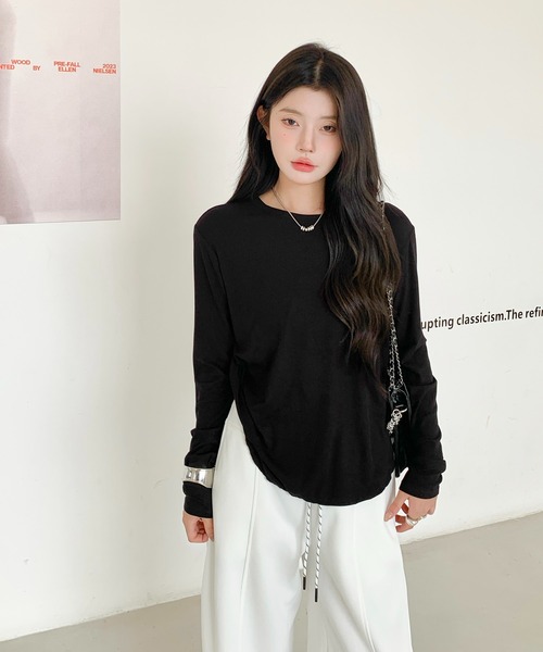 by LEGNA(バイレグナ)の「ラウンドヘム カットソー|長め丈 薄手ストレッチ(Tシャツ/カットソー・レディース・オフホワイト/杢グレー/チャコール/ライトイエロー/ブラック・FREE)」の2枚目の写真