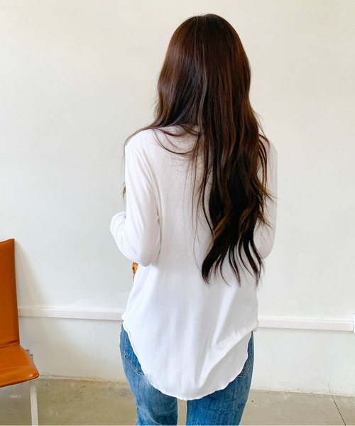 by LEGNA(バイレグナ)の「ラウンドヘム カットソー|長め丈 薄手ストレッチ(Tシャツ/カットソー・レディース・オフホワイト/杢グレー/チャコール/ライトイエロー/ブラック・FREE)」の15枚目の写真